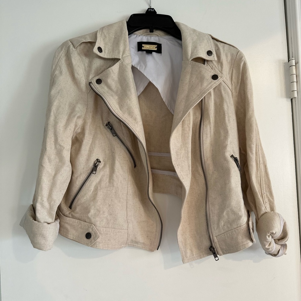 Cropped cream linen jacket. Zipper pockets. Cute w/ sleeves cuffed or uncuffed.